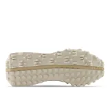 Championes New Balance modelo XC72, color beige y blanco, con detalles en marrón claro.