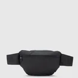 Riñonera negra de poliéster con tres compartimentos exteriores con cierre y un compartimento interior con cierre. Tiene correa ajustable con hebilla y es resistente al agua.