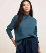 Blusa de punto de la marca Cortelle, con cuello alto y mangas largas. Presenta un diseño básico y versátil, confeccionado en un tejido suave y cómodo.