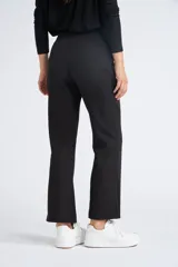 Pantalón de vestir color beige con corte de pierna tipo trompeta y cintura con pasa cintos.