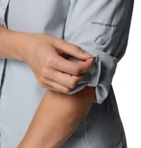 Camisa Columbia modelo Tamiami II LS color gris, de manga larga con sistema para arremangar, cuello camisero, cierre frontal con botones y aberturas de ventilación en la espalda.