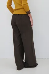 Pantalon de pana color beige, de corte recto y tiro alto, con bolsillos laterales y cintura elástica.