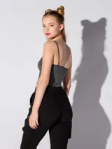 Musculosa de bretel fino, confeccionada en tejido elástico con diseño seamless, de calce ajustado al cuerpo.