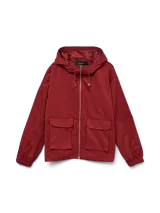 Campera parka corta de color bordó, con capucha ajustable, cierre frontal completo y dos bolsillos delanteros con solapa. Presenta puños elásticos y un diseño funcional y versátil.