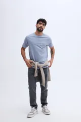 Remera Brooksfield de manga corta, color celeste con efecto gastado, fit regular y cuello redondo.