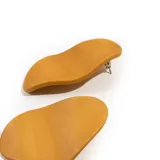 Par de caravanas color mostaza con forma orgánica.