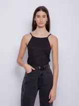 Top sin mangas color turquesa, de textura acanalada y brillante.