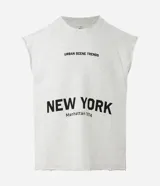 Musculosa masculina de corte boxy fit, confeccionada en algodón. Presenta cuello redondo, hombros ligeramente ampliados y acabado deshilachado en el ruedo. Cuenta con estampa frontal con la frase 'Urban Scene Trends' y el texto 'New York Manhattan 1974' en el centro.
