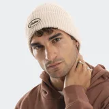 Gorro tipo beanie tejido en punto acanalado, con parche ovalado bordado en la parte frontal que incluye el logo de la marca.