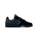 Championes urbanos Öus modelo Cuoro, color negro con detalles en gris. Presentan un diseño de perfil bajo con combinación de materiales textiles y sintéticos, cordones gruesos y suela de goma con detalle de marca en el lateral.