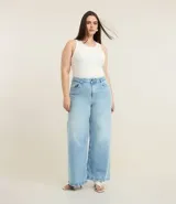 Pantalón de jean de tiro alto, color celeste claro con efecto degradado (más claro en el centro de los muslos). Corte wide leg, ancho desde la cadera hasta el tobillo.