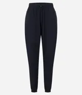 Pantalón jogger deportivo de microfibra color negro, con cintura elástica ajustable y puños elásticos en los tobillos.