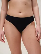 Bombacha tipo colaless de microfibra con textura acanalada (rib), de tiro medio y diseño sin costuras.