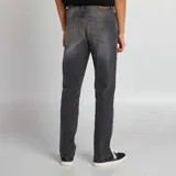 Pantalón de jean gris de corte slim fit con cinco bolsillos.