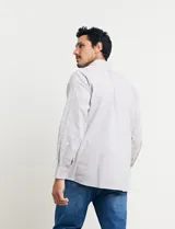 Camisa sport de manga larga con cuello buttondown, confeccionada en una mezcla de algodón y lino. Presenta un diseño clásico en color celeste con cierre frontal de botones.
