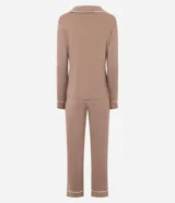 Pijama largo de dos piezas confeccionado en viscolycra color marrón. La blusa presenta escote en V con cuello tipo solapa, manga larga y detalles de piping en contraste. El pantalón cuenta con cintura elástica y diseño recto con terminaciones en piping.