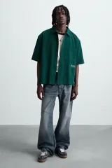 Zapatillas deportivas de hombre, color azul marino, con detalles en blanco y suela color caramelo.