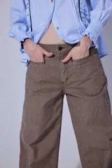 Pantalón de jean con corte recto y tiro medio-alto, de calce relajado y diseño clásico en color azul medio.