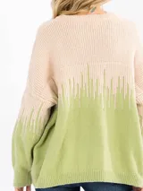 Sweater de tejido de punto con diseño color block en tonos beige y verde, con cuello redondo y mangas largas con puños acanalados.
