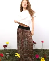 Remera de algodón de corte holgado y diseño minimalista, con cuello redondo y etiqueta de goma aplicada.