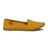 Zapatilla casual Moleca para mujer, tipo alpargata baja de color amarillo, con perforaciones en toda la capellada para mayor ventilación, suela texturizada tipo yute y detalle de aplique marrón con un corazón metálico en el talón.