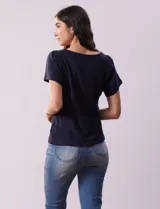 Remera blanca de lino con mangas cortas y fruncido en los hombros.