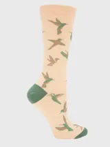 Calcetín de largo medio en color beige con estampado de colibríes en tonos verdes y marrones. Presenta talón y puntera reforzados en color verde.
