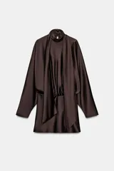 Vestido corto de tejido satinado color marrón chocolate, con cuello subido y lazada tipo foulard integrada. Presenta mangas largas amplias, detalle de frunces en la cintura y cierre lateral con cremallera oculta.