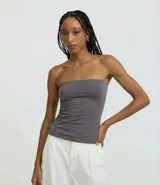 Blusa blanca sin breteles, confeccionada en microfibra, con detalle de encaje en el lateral y corte ajustado.