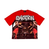 Remera oversize roja de manga corta con gran estampado frontal de estilo urbano, que muestra la palabra 'EMOTION' en letras estilo graffiti con textura brillante, y debajo dos niños con alas de ángel trabajando en el motor de un auto clásico rojo.
