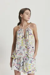 Camisa sin mangas con estampado floral multicolor, cuello halter y abertura en forma de gota en el pecho.
