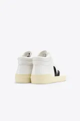 Championes de caña alta Veja modelo Minotaur, color blanco con logo lateral en negro y suela color crema.