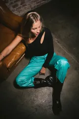 Pantalón jean de tiro alto color azul metálico, con bolsillos delanteros y traseros.