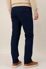 Pantalón de gabardina de algodón en color azul marino, con diseño de cinco bolsillos y corte clásico.