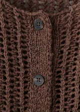 Cardigan de punto color marrón, con cuello redondo, manga corta y cierre frontal con botones.