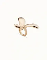Anillo dorado con forma de mariposa abstracta.