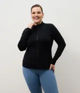 Campera deportiva Get Over de microfibra, con cuello alto, mangas largas, cierre frontal con cremallera y bolsillos laterales funcionales. Presenta un diseño ajustado con costuras verticales que realzan la silueta.