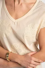 Remera marrón de algodón peinado flame, con escote en V, mangas cortas y diseño bordado de flores en tono sobre tono.