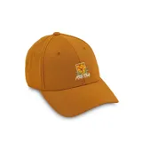 Gorra color ocre con bordado de una flor de amancay enmarcada en un cuadrado y el nombre de la marca.