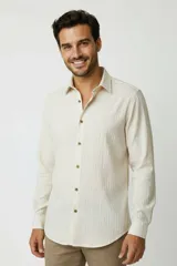 Camisa de viscosa color negro, de manga larga, con cuello camisero y cierre frontal de botones.