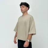Remera color crema de corte boxy, manga 3/4 y estampado con el número 1999 en el centro del pecho.