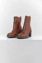 Botas cortas de cuero negro con taco bloque y suela track.