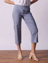 Pantalón capri a rayas azules y blancas, marca Zac & Rachel, con pretina ancha elastizada.