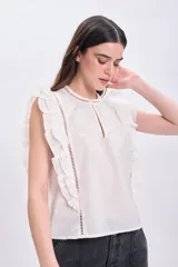 Blusa blanca de algodón con bordado floral, cuello redondo con abertura y mangas cortas con volados.