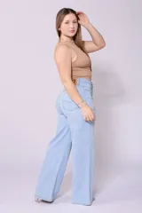Pantalón de jean celeste, corte wide leg, tiro alto y con lycra.