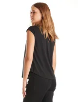 Blusa negra de punto elástico con caída fluida, cuello redondo y apliques de tachas doradas circulares en el cuello y los hombros. Tiene manga casquillo y ruedo redondeado.