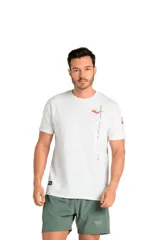 Remera Everlast blanca de manga corta y cuello redondo, con estampado vertical en el pecho y logo de la marca en rojo.