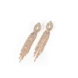 Aros largos dorados con forma de lágrima y flecos de strass plateados.
