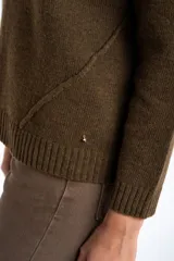 Sweater de lana color beige con diseño de motas multicolores, corte oversize, cuello redondo y puños y ruedo acanalados.