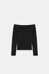 Top de punto ajustado al cuerpo con escote recto estilo off-shoulder y manga larga.